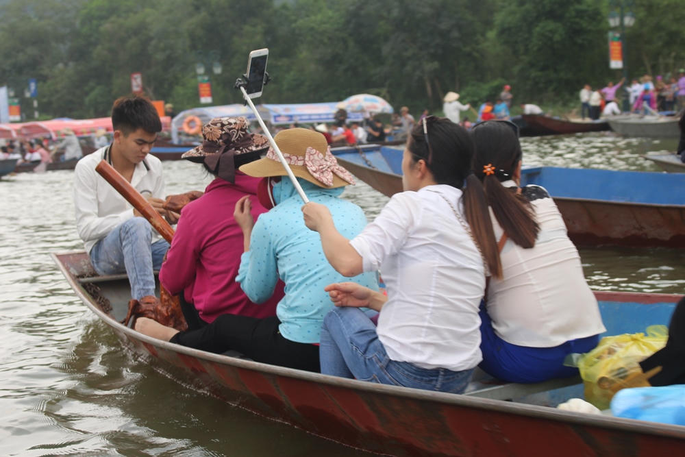 Tái diễn du khách không mặc áo phao trên suối Yến, chùa Hương